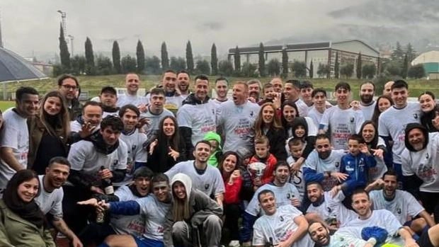 Festa, sorrisi e tutti con la squadra: il Reggello è tornato in Promozione Festa, sorrisi e tutti con la squadra: il Reggello è tornato in Promozione