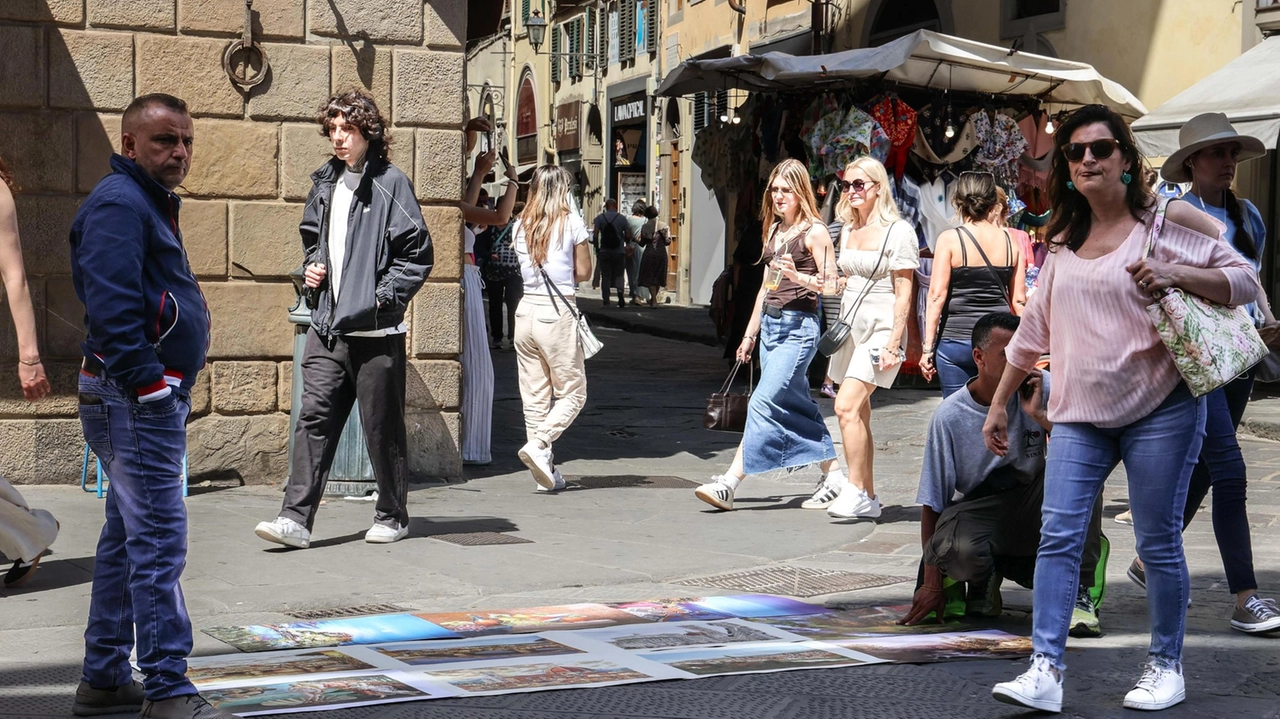 Si moltiplicano i venditori irregolari e la merce ’esca’ per i visitatori. Così il centro storico perde l’ennesimo appuntamento con il decoro. Si moltiplicano i venditori irregolari e la merce ’esca’ per i visitatori. Così il centro storico perde l’ennesimo appuntamento con il decoro.