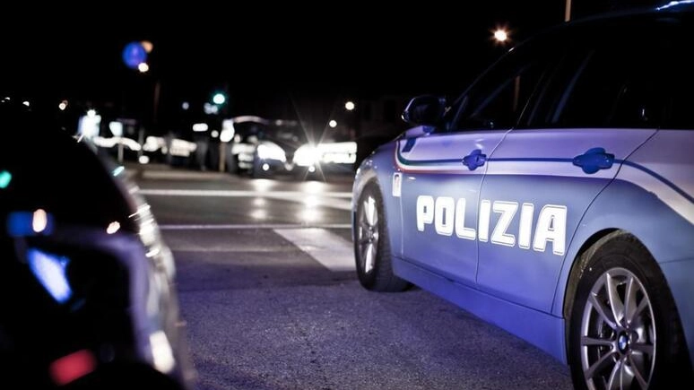 Gli agenti delle Volanti hanno visto i due giovani e hanno cercato di fermarli per un controllo Gli agenti delle Volanti hanno visto i due giovani e hanno cercato di fermarli per un controllo