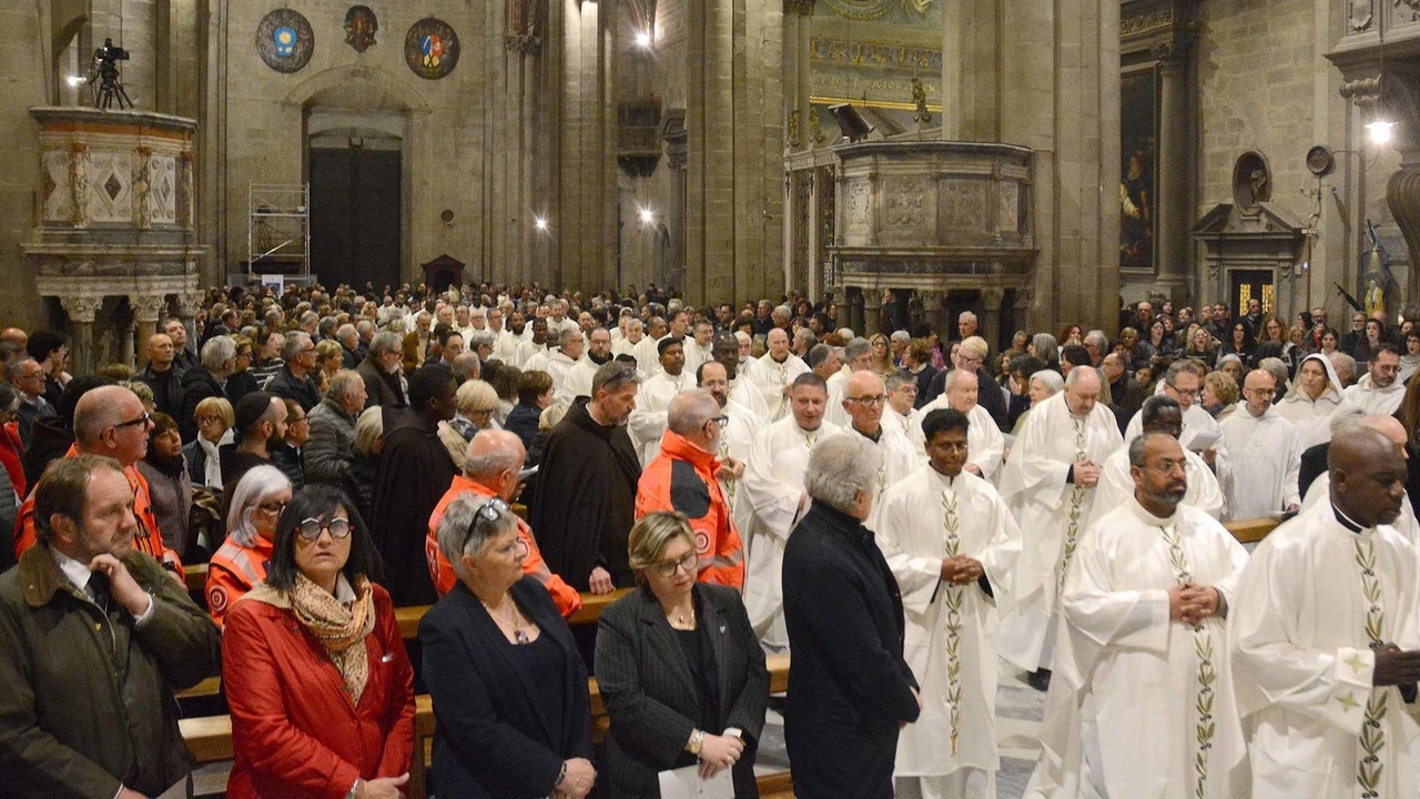 La città in ginocchio per la notte di preghiera: dalle associazioni ai religiosi a tante famiglie. Domattina vetrine senza luci in concomitanza con il rito funebre. Pullman in partenza dalle parrocchie.