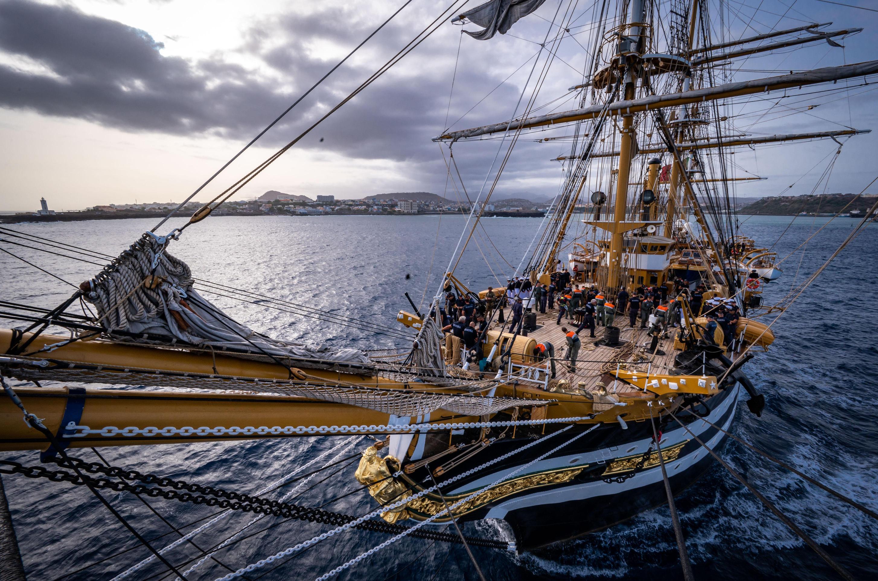 La storia in mare. Il passaggio della Vespucci La storia in mare. Il passaggio della Vespucci