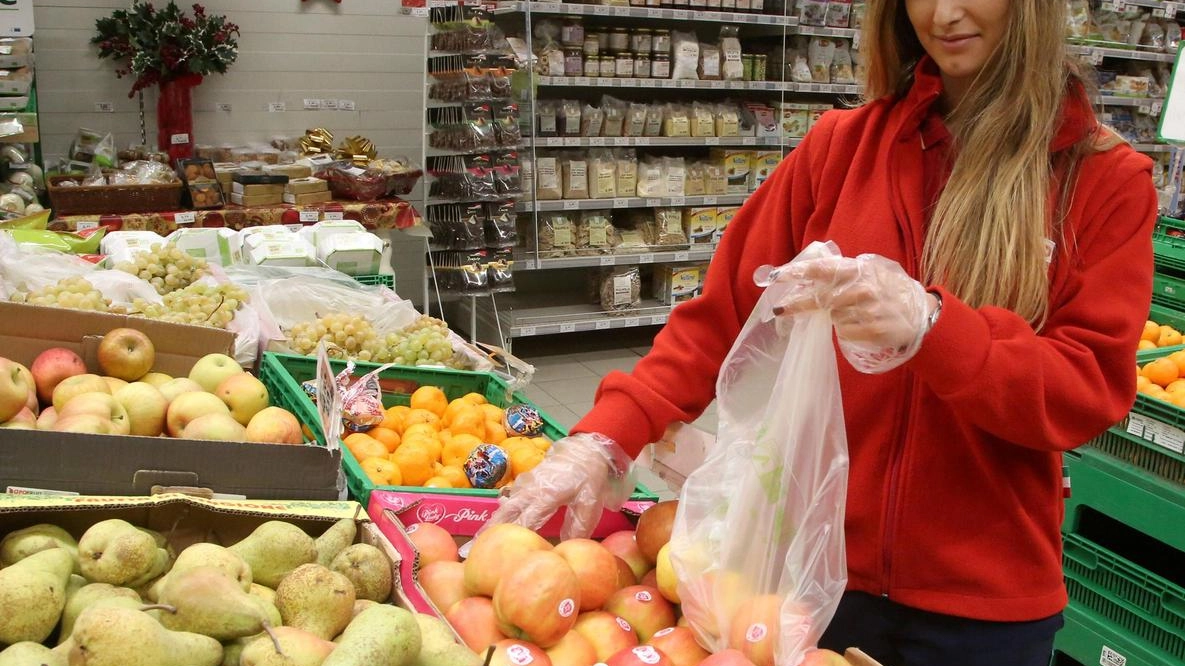 Una ragazza impegnata a fare la spesa al supermercato (foto d’archivio) Una ragazza impegnata a fare la spesa al supermercato (foto d’archivio)