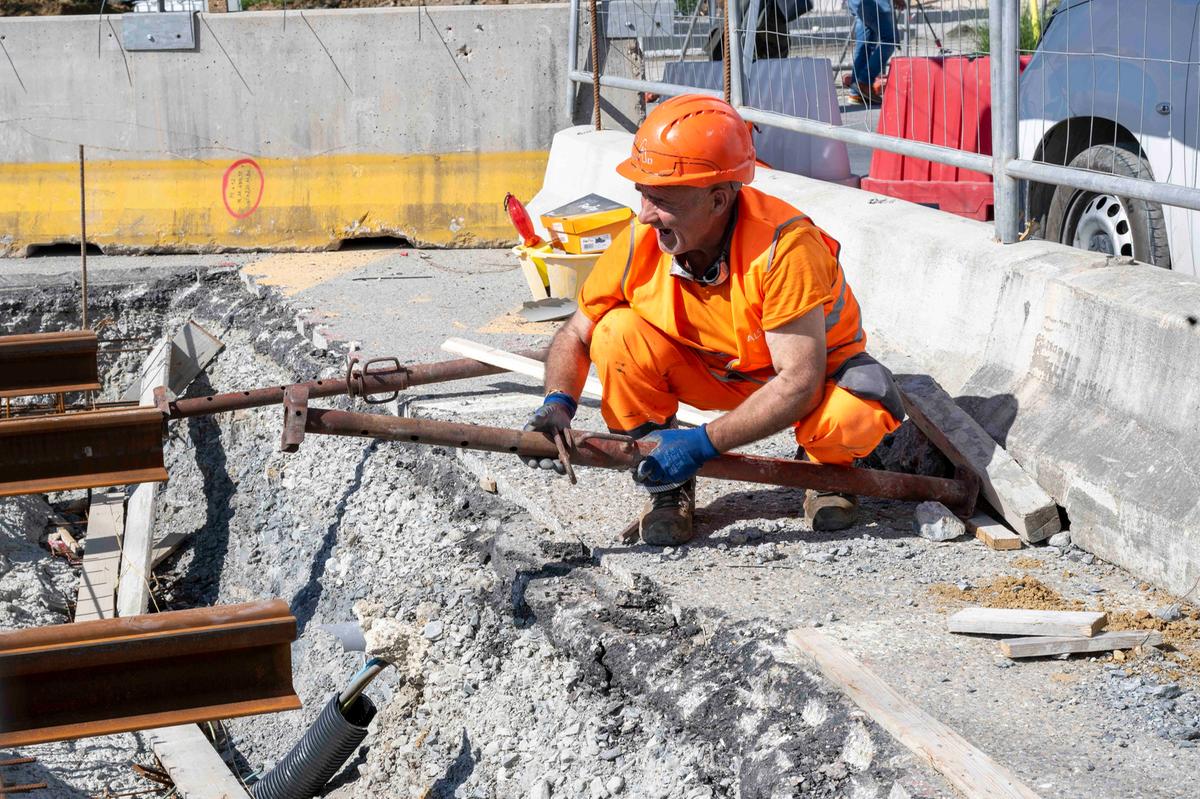 tramvia nuova viabilit224 rivoluzione a gavinana matteotti operai in azione il cantiere cambia lato