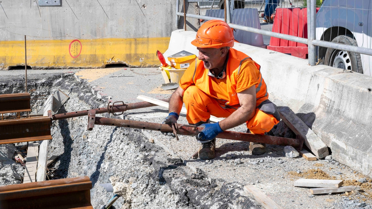 Un operaio al lavoro in un cantiere della tramvia