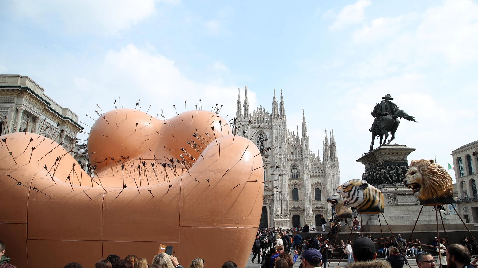 L'installazione di Gaetano Pesce in piazza Duomo ispirata alla serie Up
