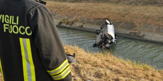 Auto vola in un canale: paura per un giovane, intervento di 118 e vigili del fuoco Auto vola in un canale: paura per un giovane, intervento di 118 e vigili del fuoco