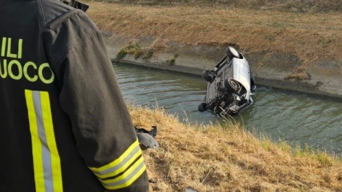 L'auto finita nel canale di scolo, con l'intervento di 118 e vigili del fuoco L'auto finita nel canale di scolo, con l'intervento di 118 e vigili del fuoco
