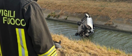 Auto vola in un canale: paura per un giovane, intervento di 118 e vigili del fuoco