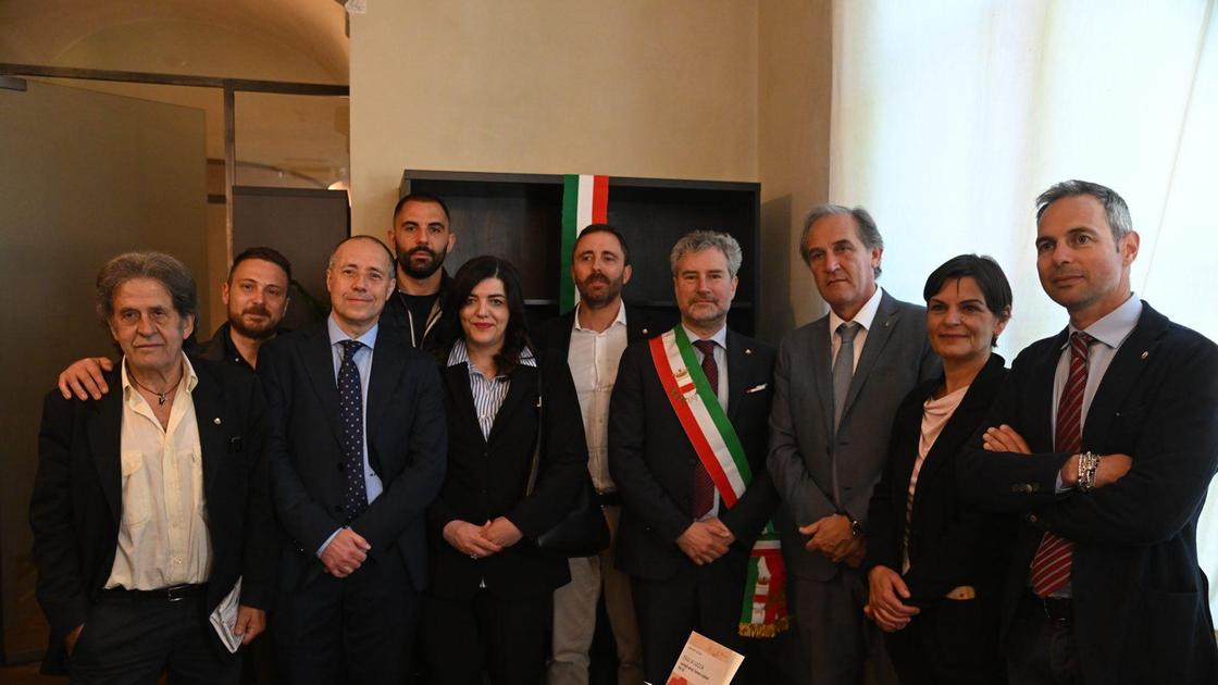 All’Agorà lo Scaffale del Ricordo. Taglio del nastro con il senatore Menia All’Agorà lo Scaffale del Ricordo. Taglio del nastro con il senatore Menia