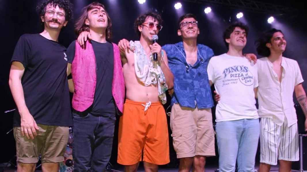 Grande successo per il concerto dei Leo Badiali a Marina di Carrara, con la partecipazione entusiasta del pubblico e della cantante Irene Fornaciari. La band, composta da talentuosi musicisti, ha incantato con le proprie performance e omaggi a grandi artisti. Grande successo per il concerto dei Leo Badiali a Marina di Carrara, con la partecipazione entusiasta del pubblico e della cantante Irene Fornaciari. La band, composta da talentuosi musicisti, ha incantato con le proprie performance e omaggi a grandi artisti.