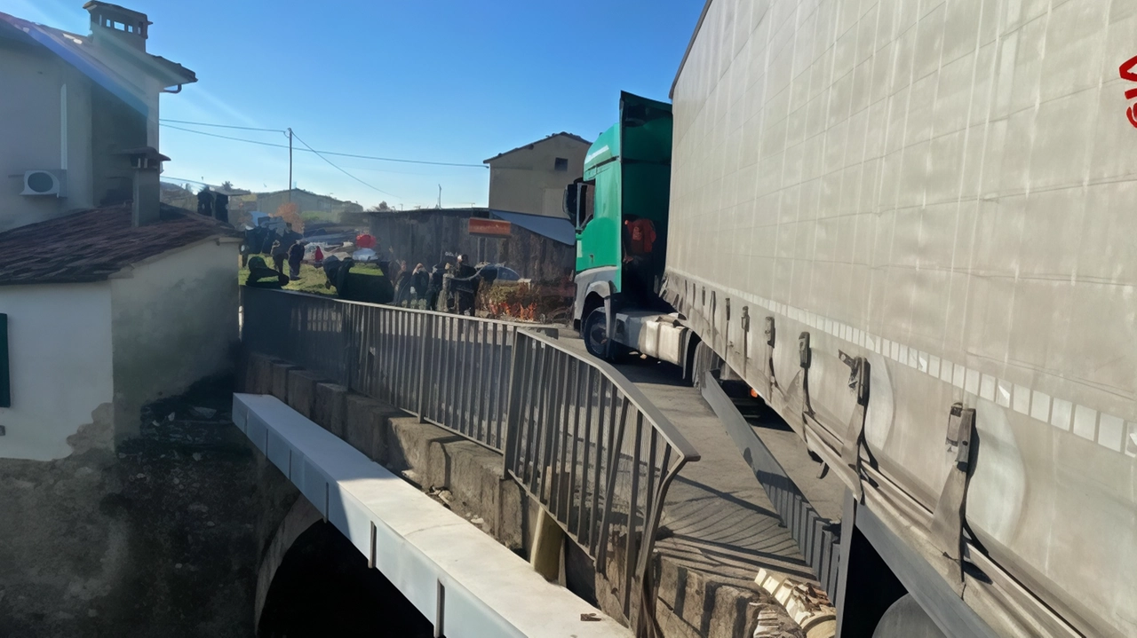 Camion rimasto incastrato (foto d’archivio)