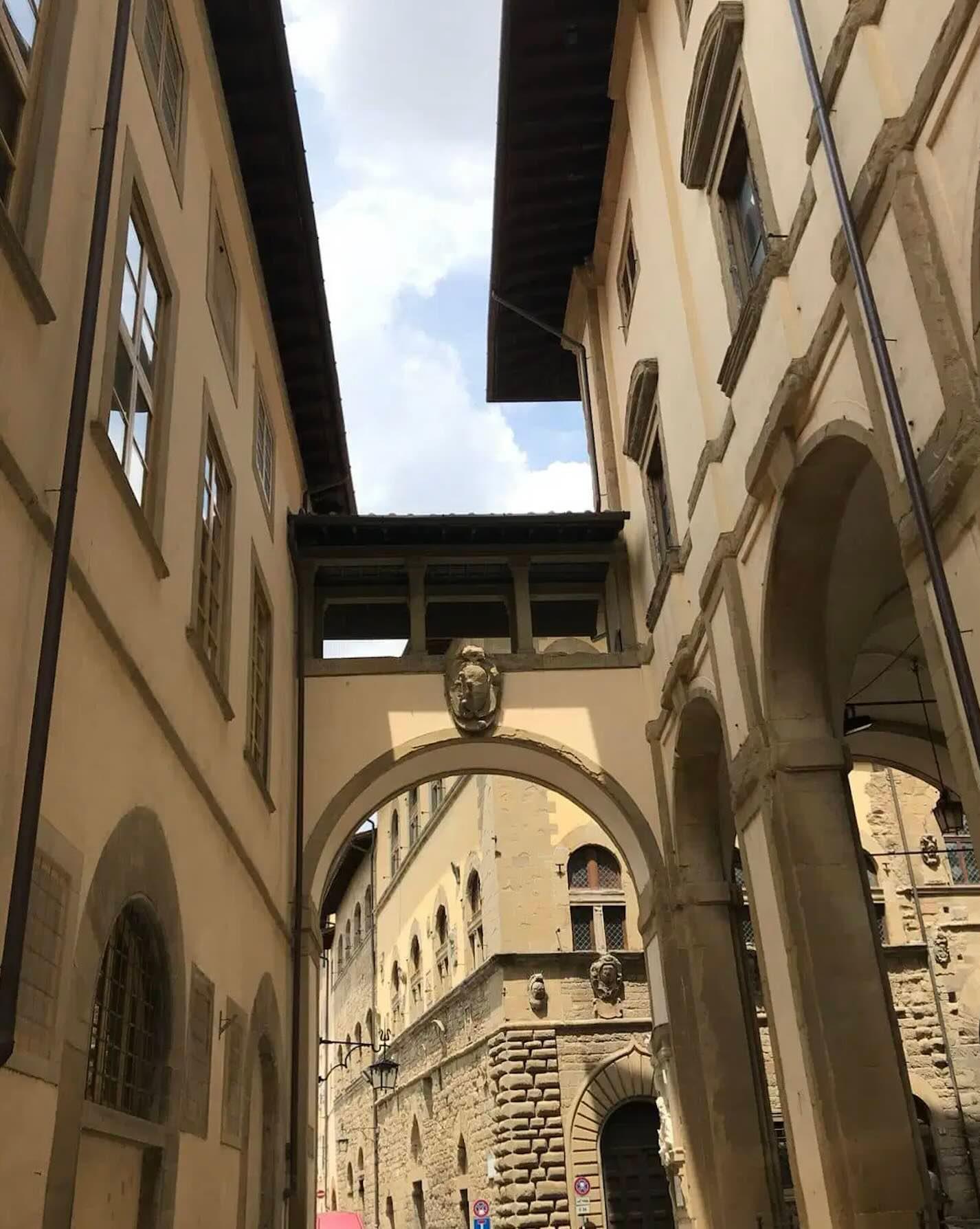 ad arezzo riapre il piccolo corridoio vasariano e inaugura una mostra di gioielli ispirati al grande intellettuale