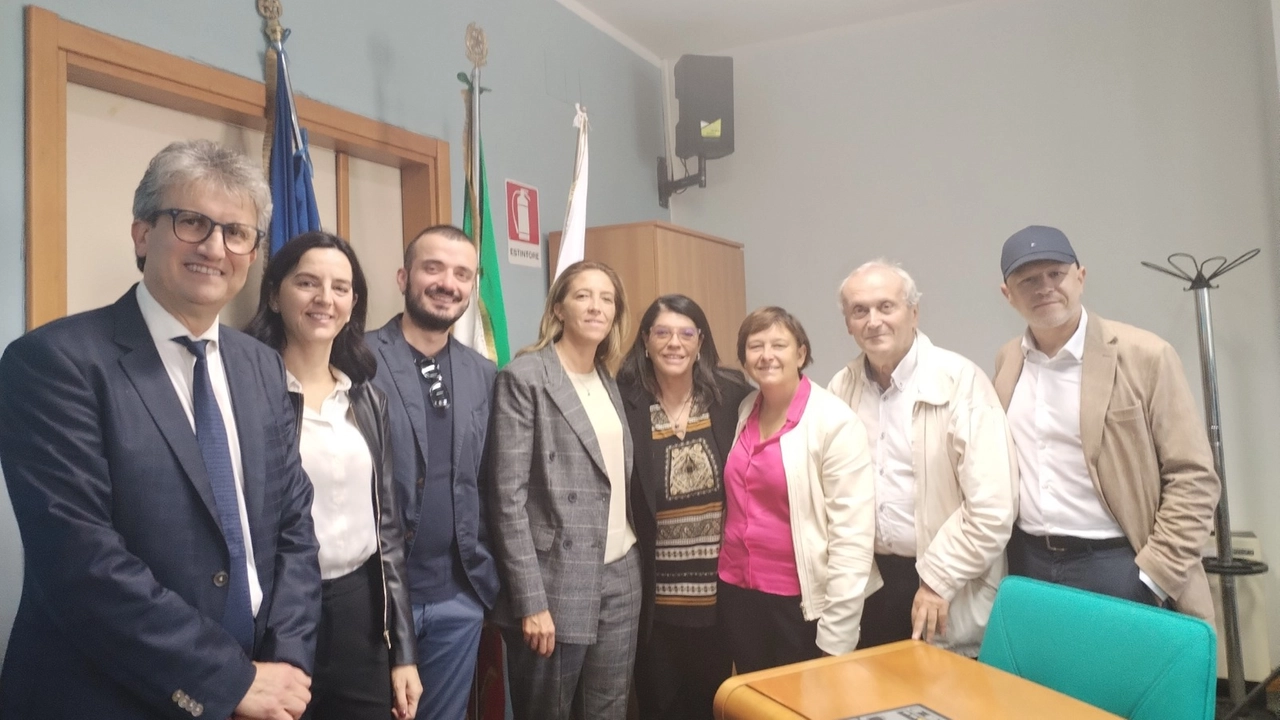 Il presidente della Provincia Angori insieme ai consiglieri di maggioranza Il presidente della Provincia Angori insieme ai consiglieri di maggioranza