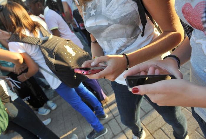 Dalle aule ai contenitori, il cellulare resta fuori. I presidi: “Una svolta”
