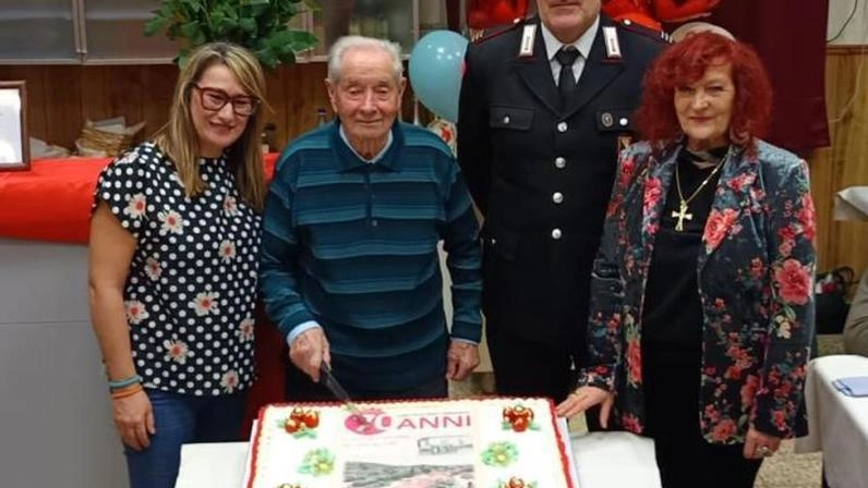 Da sinistra il presidente del circolo Irene Artusini, Luciano Ferretti, il comandante dei carabinieri Lorenzo Guidotti e il sindaco Marzia Niccoli Da sinistra il presidente del circolo Irene Artusini, Luciano Ferretti, il comandante dei carabinieri Lorenzo Guidotti e il sindaco Marzia Niccoli