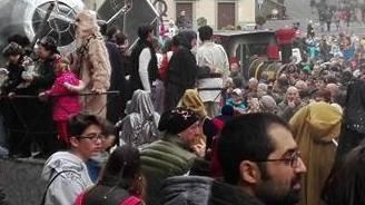 Oggi fulcro della festa è Anghiari, dove va in scena la 55esima edizione del Carnevale della Gioventù. Coinvolgimento e accoglienza... Oggi fulcro della festa è Anghiari, dove va in scena la 55esima edizione del Carnevale della Gioventù. Coinvolgimento e accoglienza...