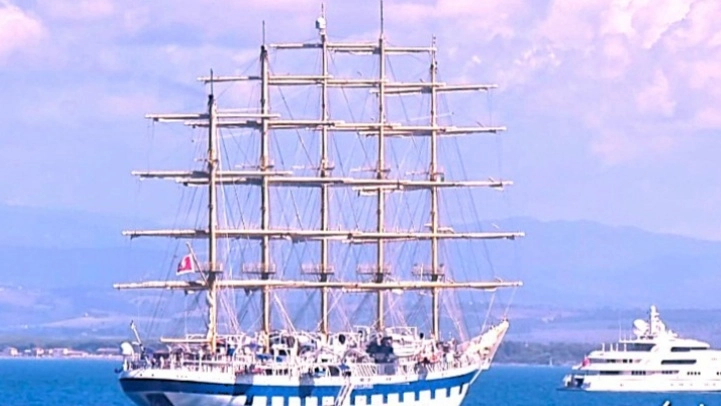 Il Royal clipper uno dei velieri più tra grandi del mondo davanti Artemare Club