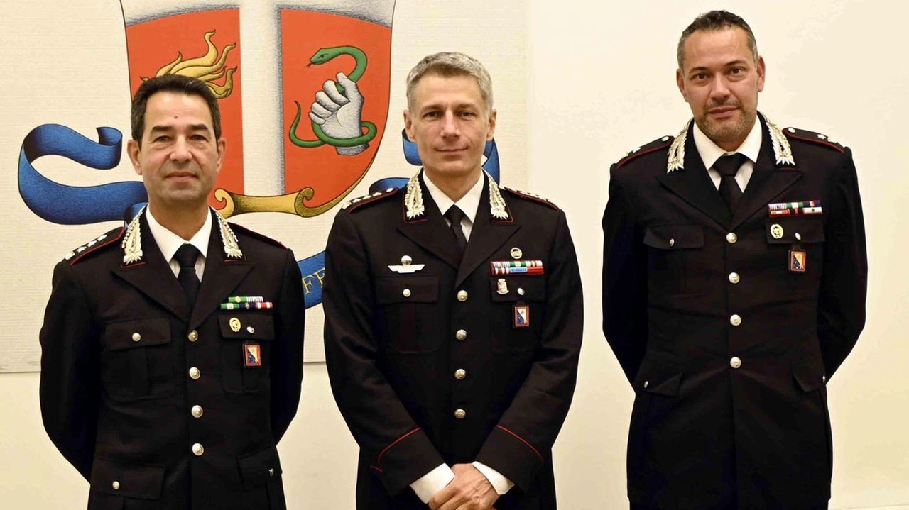 Il colonnello Paolo Floris (a sinistra), insieme al comandante provinciale dei carabinieri colonnello Alessandro Dominici e al comandante della compagnia di Massa Alessandro Manneschi (foto Paola Nizza) Il colonnello Paolo Floris (a sinistra), insieme al comandante provinciale dei carabinieri colonnello Alessandro Dominici e al comandante della compagnia di Massa Alessandro Manneschi (foto Paola Nizza)