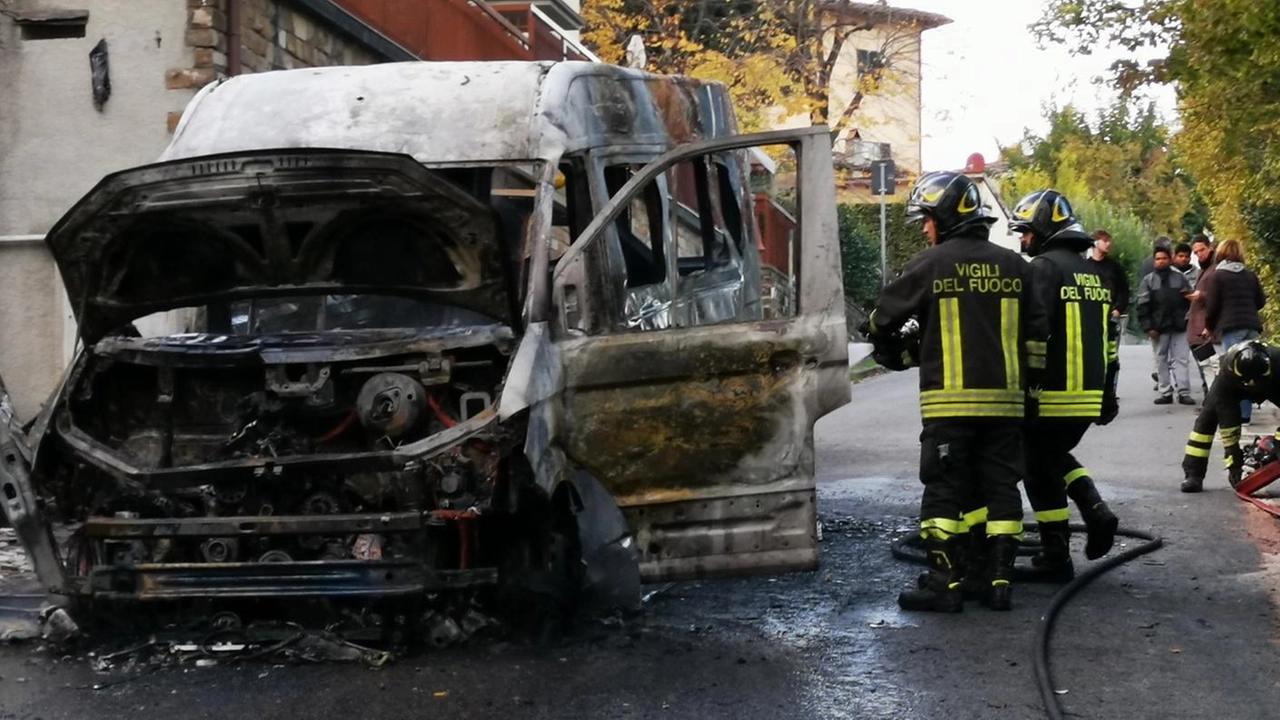 Dopo l’evacuazione dei bimbi il sindaco vuole vederci chiaro. L’autista: "Non sono un eroe. ho solo fatto il mio dovere". Dopo l’evacuazione dei bimbi il sindaco vuole vederci chiaro. L’autista: "Non sono un eroe. ho solo fatto il mio dovere".