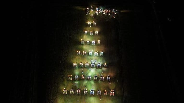 Un’immagine di parte. dell’albero realizzato per la prima edizione con i trattori Un’immagine di parte. dell’albero realizzato per la prima edizione con i trattori
