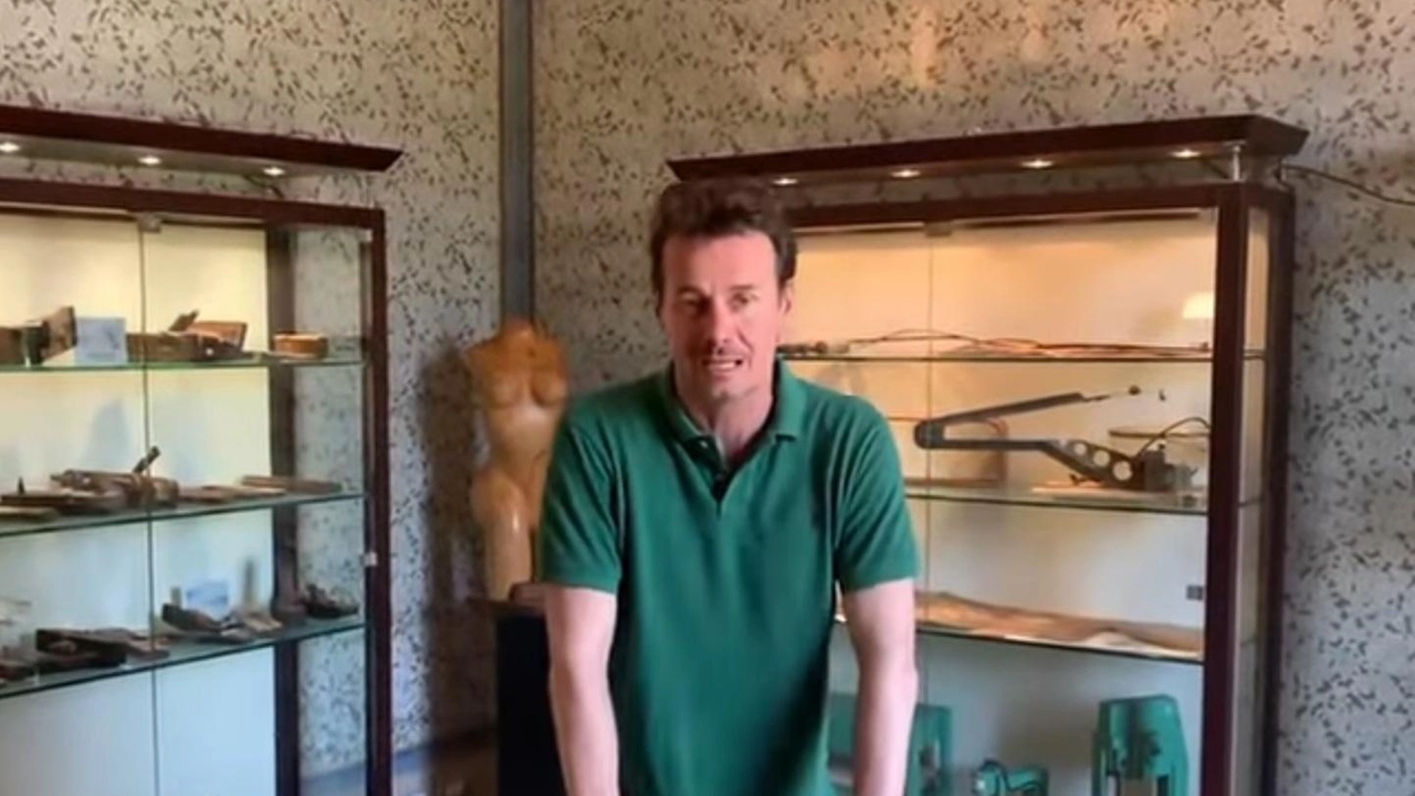 Il sindaco di Ponsacco, Gabriele Gasperini, durante il videomessaggio col quale annuncia la riapertura del Museo del legno Il sindaco di Ponsacco, Gabriele Gasperini, durante il videomessaggio col quale annuncia la riapertura del Museo del legno