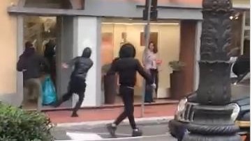 Un frame del video della rissa scoppiata in corso Roma a Montecatini Un frame del video della rissa scoppiata in corso Roma a Montecatini