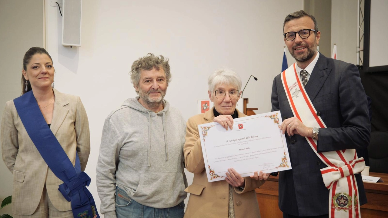 La consegna di uno degli attestati