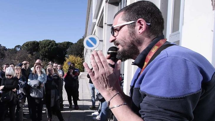 Ieri lo sciopero, inizialmente di 4 ore, è stato esteso a tutta la giornata. I sindacati: "Iniziative ogni giorno fino alla nuova riunione del tavolo a Roma". Ieri lo sciopero, inizialmente di 4 ore, è stato esteso a tutta la giornata. I sindacati: "Iniziative ogni giorno fino alla nuova riunione del tavolo a Roma".