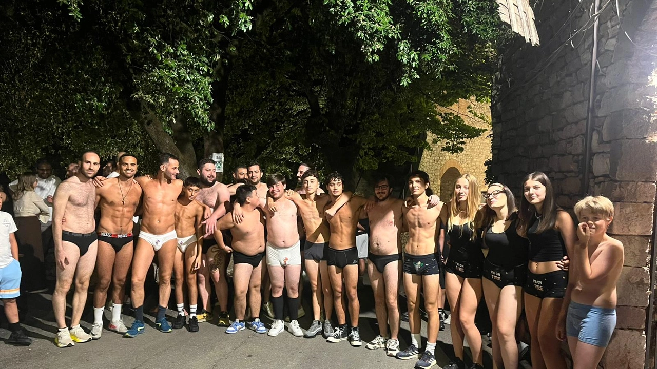 I partecipanti alla corsa in mutande di Corciano