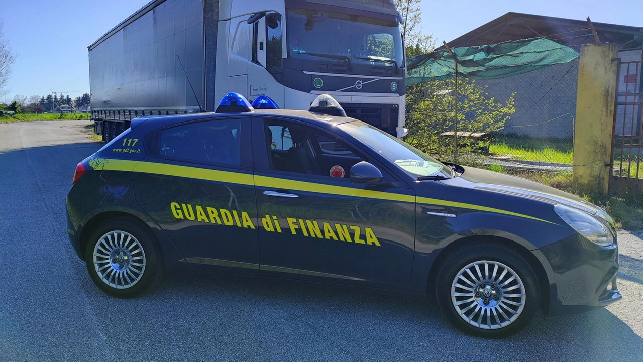 Un'auto appartenente alla guardia di finanza Un'auto appartenente alla guardia di finanza