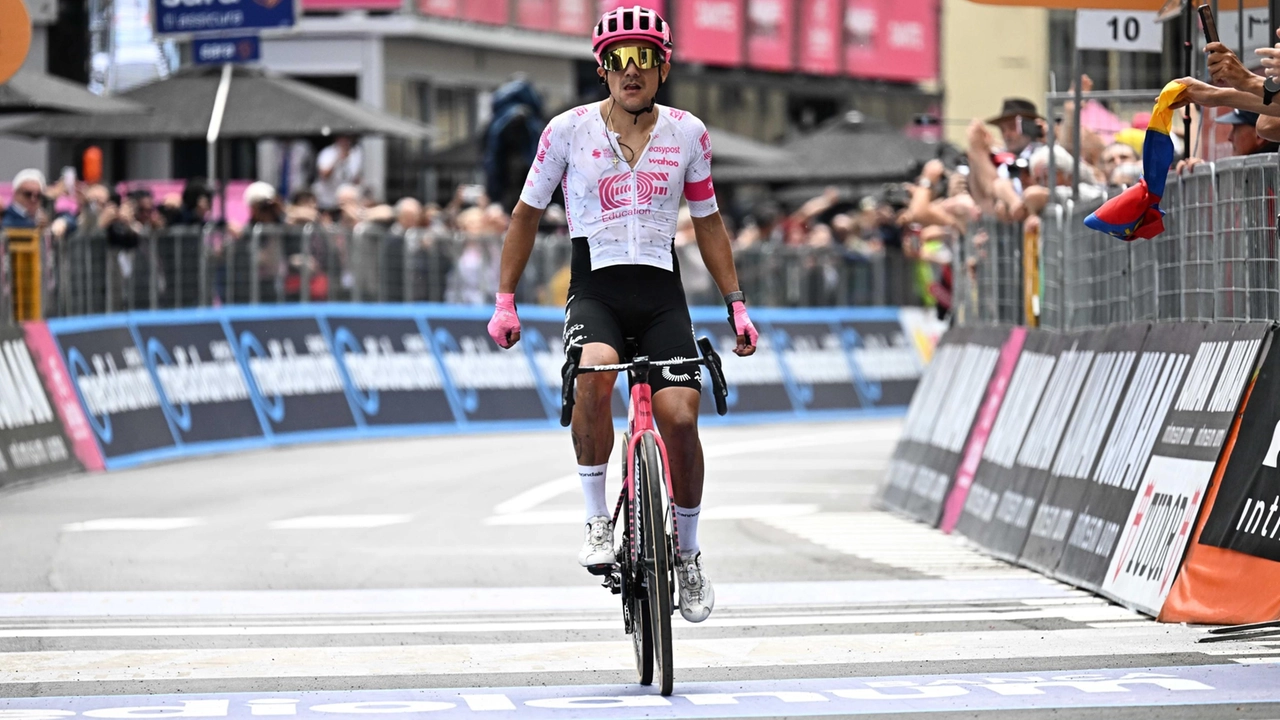 Giro d'Italia 2025, la gioia di Carapaz: "Sono emozionato. La maglia rosa? Ci proverò"