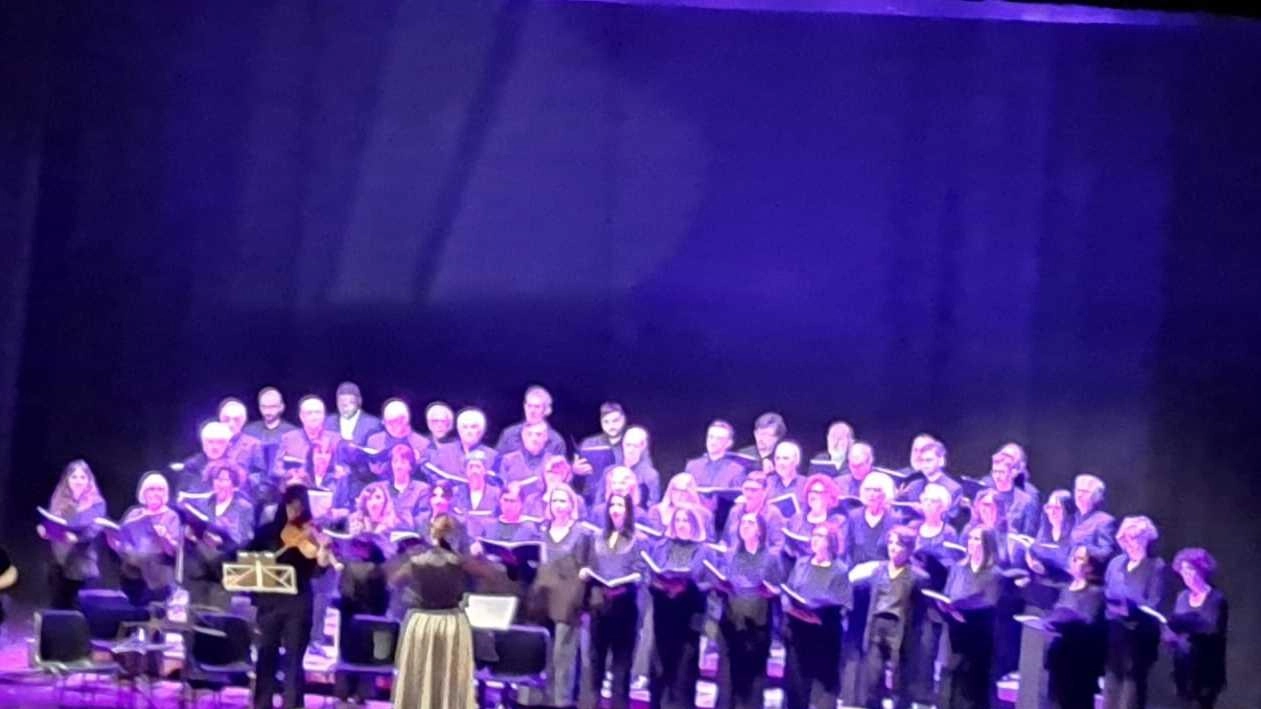 Protagonista la corale Clara Harmonia diretta da Tania Kustrin, al piano un eccellente Mattia Fusi, scenografie di Maria Giulia Rossi Protagonista la corale Clara Harmonia diretta da Tania Kustrin, al piano un eccellente Mattia Fusi, scenografie di Maria Giulia Rossi
