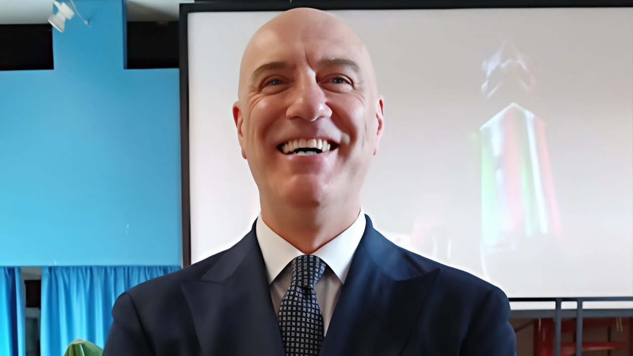 Il sindaco di Chiesina Uzzanese Fabio Berti sorride per l’approvazione del bilancio previsionale arrivao in giunta Il sindaco di Chiesina Uzzanese Fabio Berti sorride per l’approvazione del bilancio previsionale arrivao in giunta
