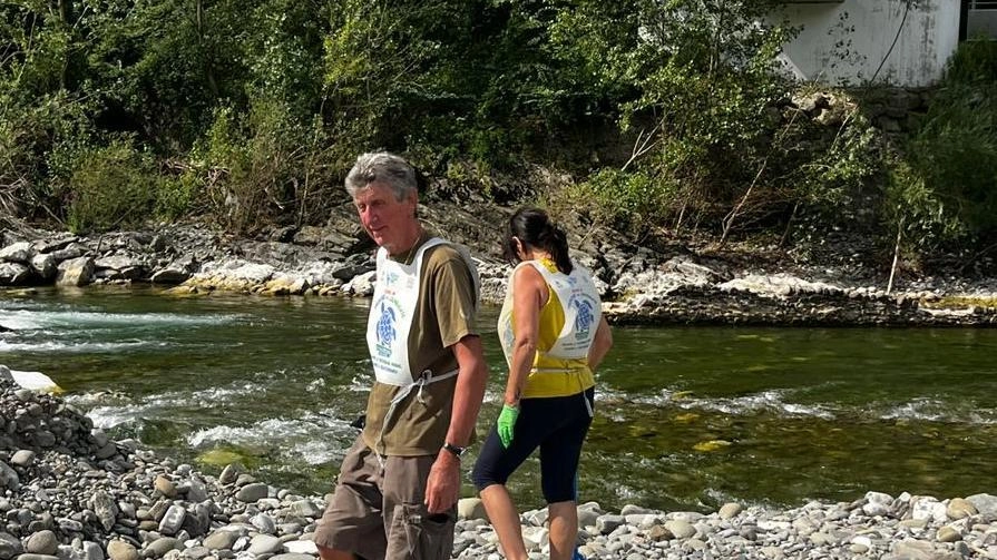 I volontari al lavoro a Stadano con il Consorzio per ripulire le sponde della Magra dai rifiuti I volontari al lavoro a Stadano con il Consorzio per ripulire le sponde della Magra dai rifiuti