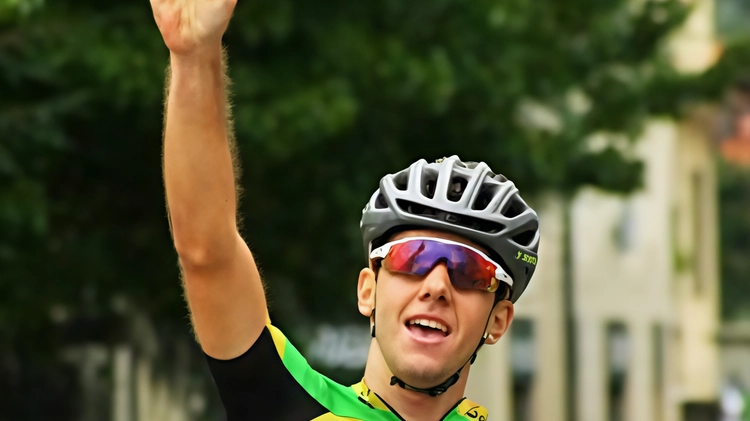 Oggi si corre la Coppa Ciuffenna, nota anche come Memorial Massimiliano Parenti. Con 185 iscritti, il campione italiano Under 23 si è ritirato, ma i campioni toscani partecipano. La gara si svolge su un circuito di 164 km, con salite e discese, nel contesto della festa della Montagna del Pratomagno. Oggi si corre la Coppa Ciuffenna, nota anche come Memorial Massimiliano Parenti. Con 185 iscritti, il campione italiano Under 23 si è ritirato, ma i campioni toscani partecipano. La gara si svolge su un circuito di 164 km, con salite e discese, nel contesto della festa della Montagna del Pratomagno.
