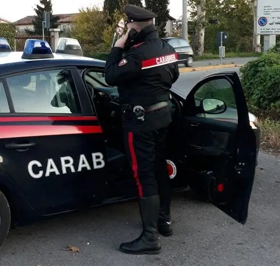 Rubano la colla e i detersivi. Coppia nei guai