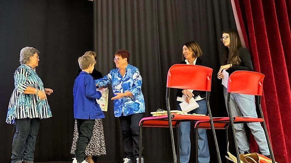 Sommario: Sesto memorial "Con gli occhi di Tiziano" a Monte Argentario: alunni premiati per elaborati ispirati a "E.T.", elogiati per trattare amicizia e diversità. Presenza dell'assessora all'Istruzione e omaggio alla madre di Tiziano. Sommario: Sesto memorial "Con gli occhi di Tiziano" a Monte Argentario: alunni premiati per elaborati ispirati a "E.T.", elogiati per trattare amicizia e diversità. Presenza dell'assessora all'Istruzione e omaggio alla madre di Tiziano.