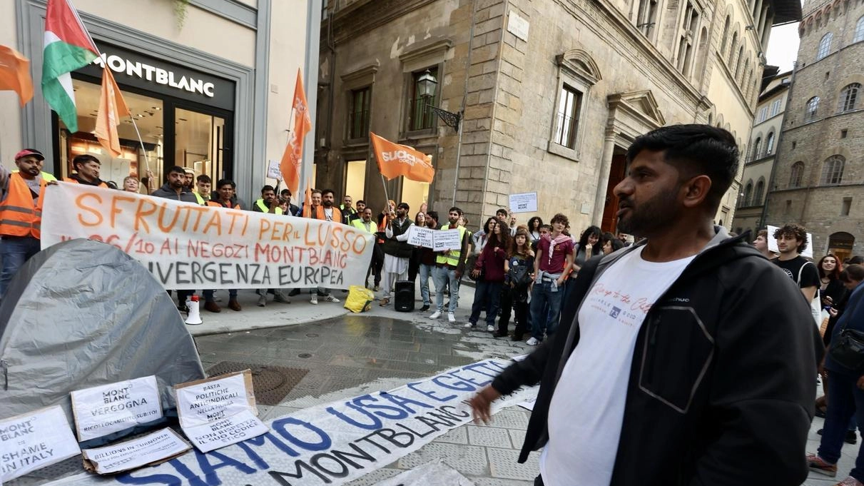 Una delle proteste per la vertenza. organizzate dai Cobas in via Tornabuoni Una delle proteste per la vertenza. organizzate dai Cobas in via Tornabuoni