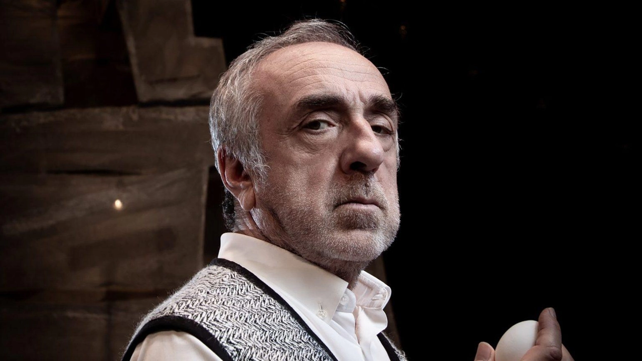 Ultima replica, oggi alle ore 16, per lo spettacolo “Ciarlatani“, che vede protagonista in scena Silvio Orlando (nella foto). Il... Ultima replica, oggi alle ore 16, per lo spettacolo “Ciarlatani“, che vede protagonista in scena Silvio Orlando (nella foto). Il...