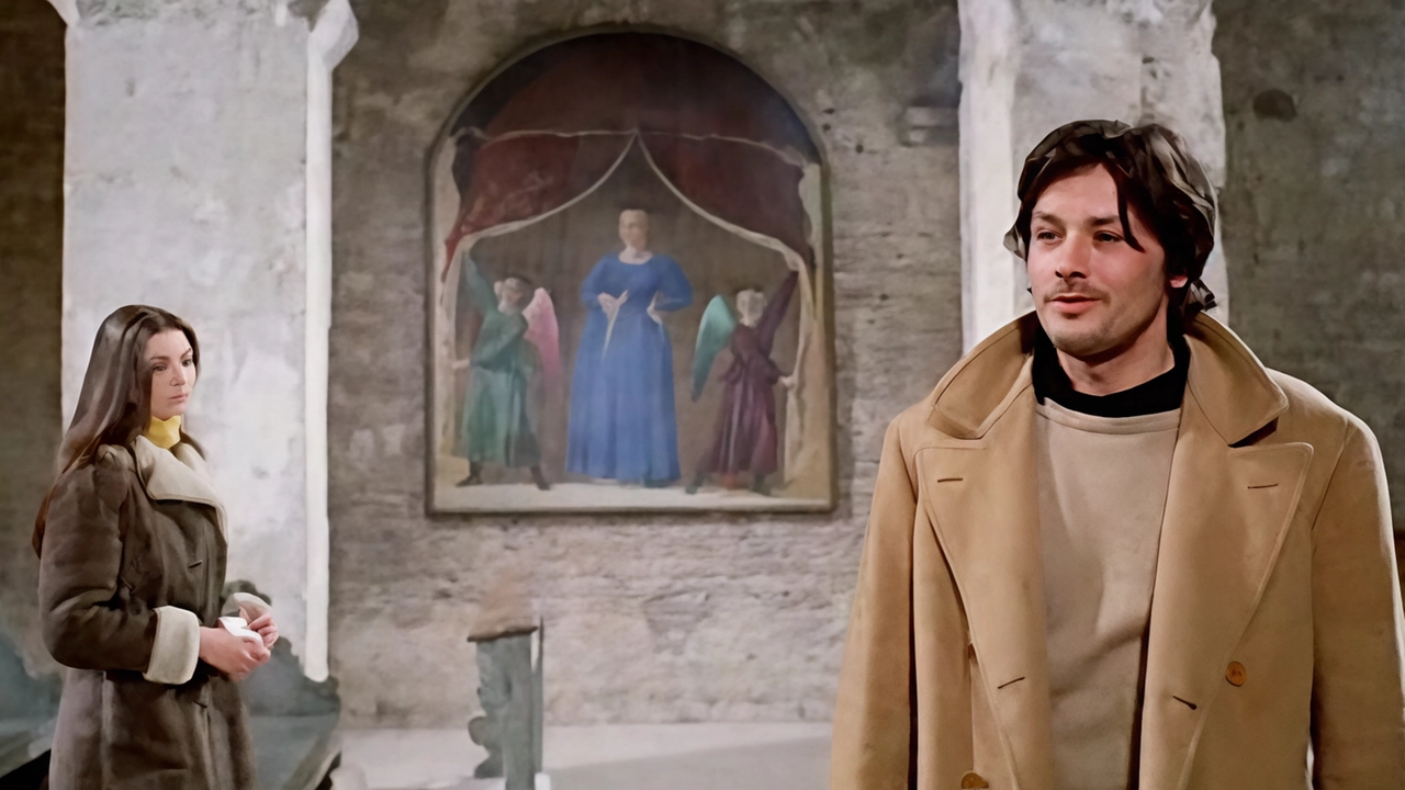Una scena del film «La prima notte di quiete» con la Madonna del Parto alle spalle di Alain Delon Una scena del film «La prima notte di quiete» con la Madonna del Parto alle spalle di Alain Delon