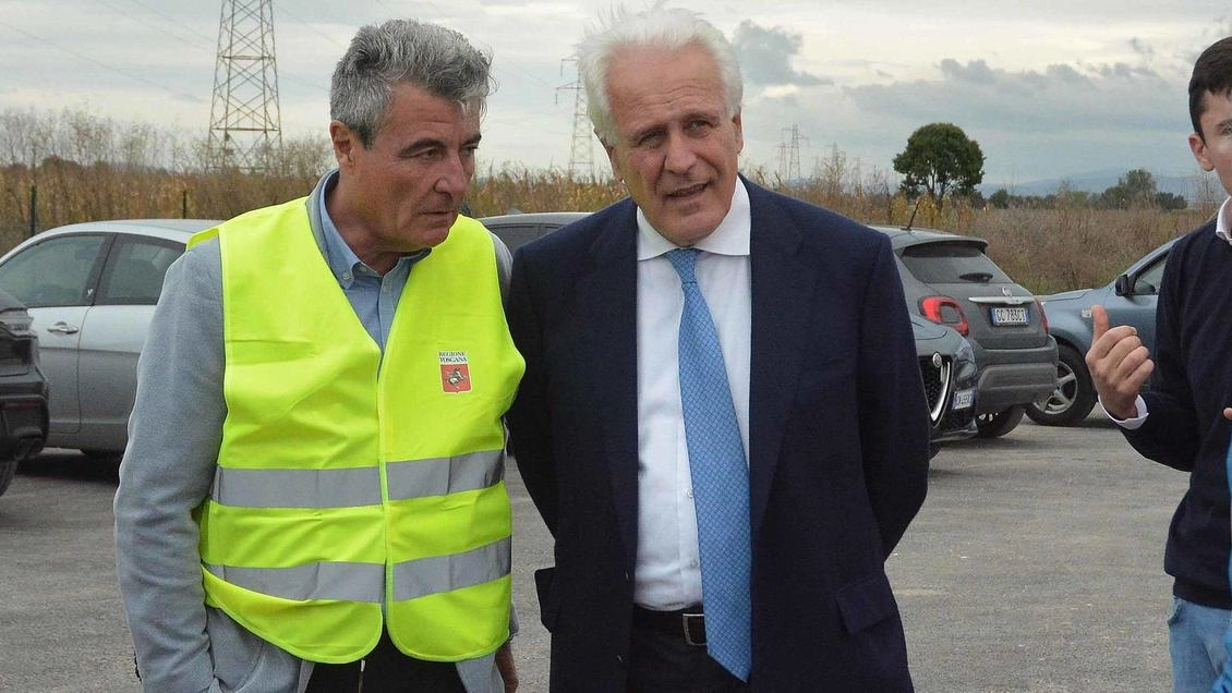 Il governatore Eugenio Giani insieme all’assessore ai trasporti Stefano Baccelli ieri in Valdichiana per un sopralluogo nel cantiere della strada regionale 71 Il governatore Eugenio Giani insieme all’assessore ai trasporti Stefano Baccelli ieri in Valdichiana per un sopralluogo nel cantiere della strada regionale 71