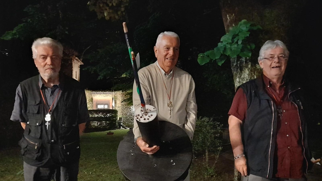 Il podio del Palio di Sant’Egidio 2025: al centro il vincitore Fabrizio Gherardi, a sinistra il secondo classificato Mauro Sonni e a destra il terzo Silvio Panichi Il podio del Palio di Sant’Egidio 2025: al centro il vincitore Fabrizio Gherardi, a sinistra il secondo classificato Mauro Sonni e a destra il terzo Silvio Panichi