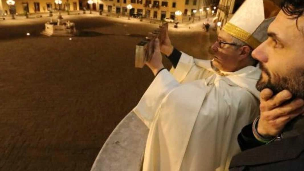 L’ostensione del 19 marzo 2020: in piazza solo il vescovo Nerbini e il sindaco Biffoni L’ostensione del 19 marzo 2020: in piazza solo il vescovo Nerbini e il sindaco Biffoni