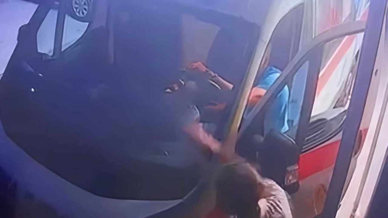 L'aggressione ripresa dalle immagini di sorveglianza L'aggressione ripresa dalle immagini di sorveglianza