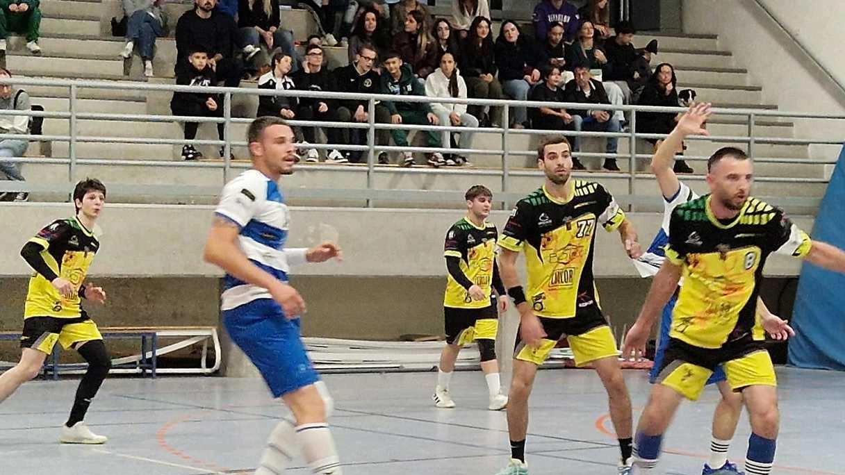 Un’azione difensiva della Pallamano Prato