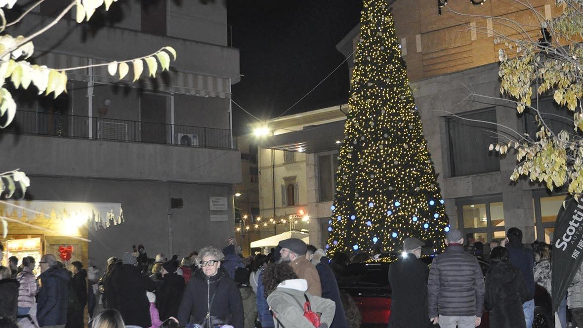 L’accensione delle luci del grande albero di Natale, alto. dodici metri, ha dato il via ieri pomeriggio agli eventi delle Festività L’accensione delle luci del grande albero di Natale, alto. dodici metri, ha dato il via ieri pomeriggio agli eventi delle Festività