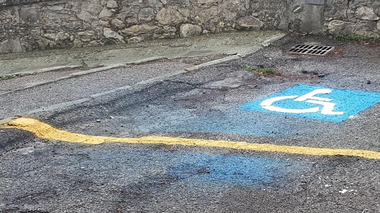 CASTIGLIONE DEL LAGO - "Una foto che racchiude ignoranza e incapacità. Questo parcheggio è per disabili ma che dovrebbero essere... CASTIGLIONE DEL LAGO - "Una foto che racchiude ignoranza e incapacità. Questo parcheggio è per disabili ma che dovrebbero essere...