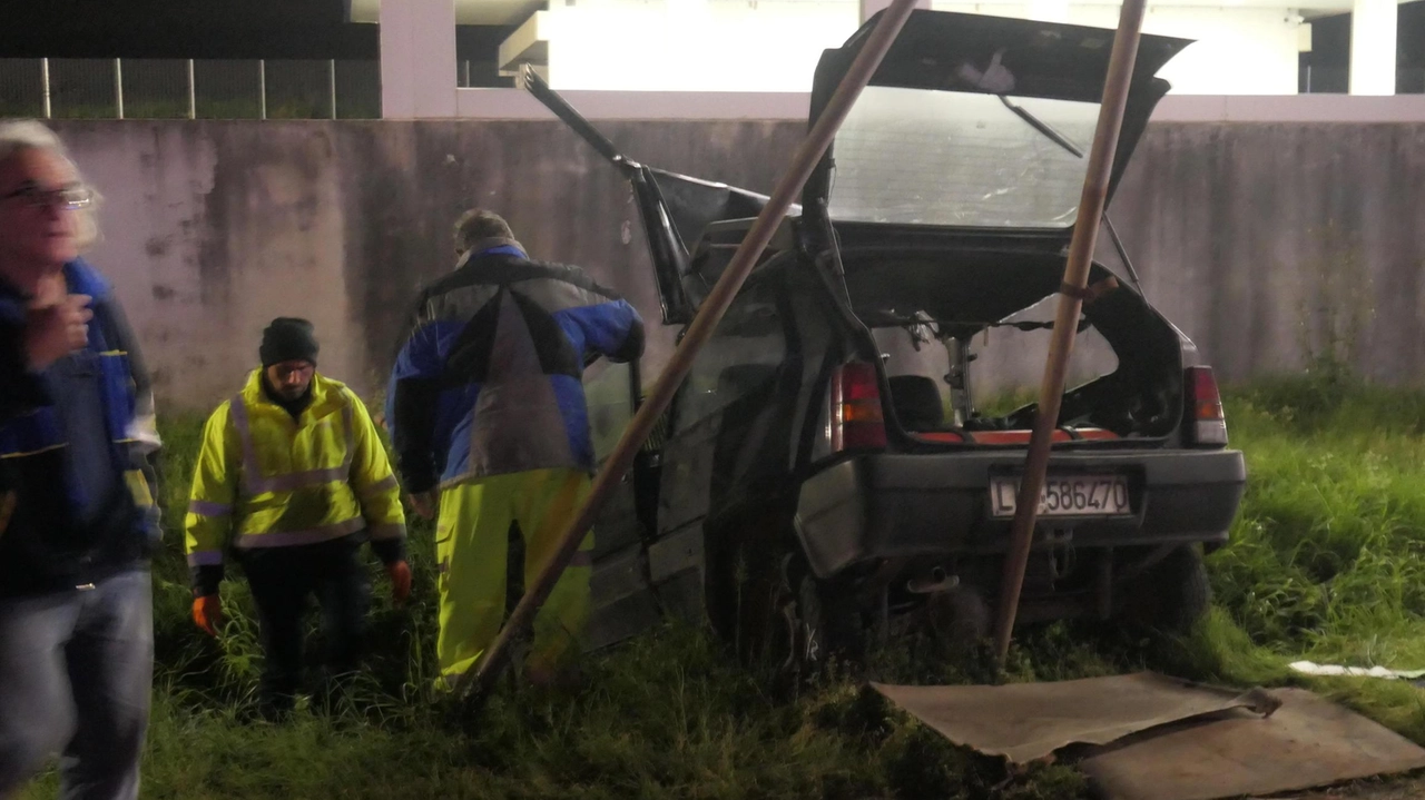 Delfo Puccetti, vittima del drammatico incidente di lunedì sera. A destra, l’auto su cui viaggiava insieme a un amico