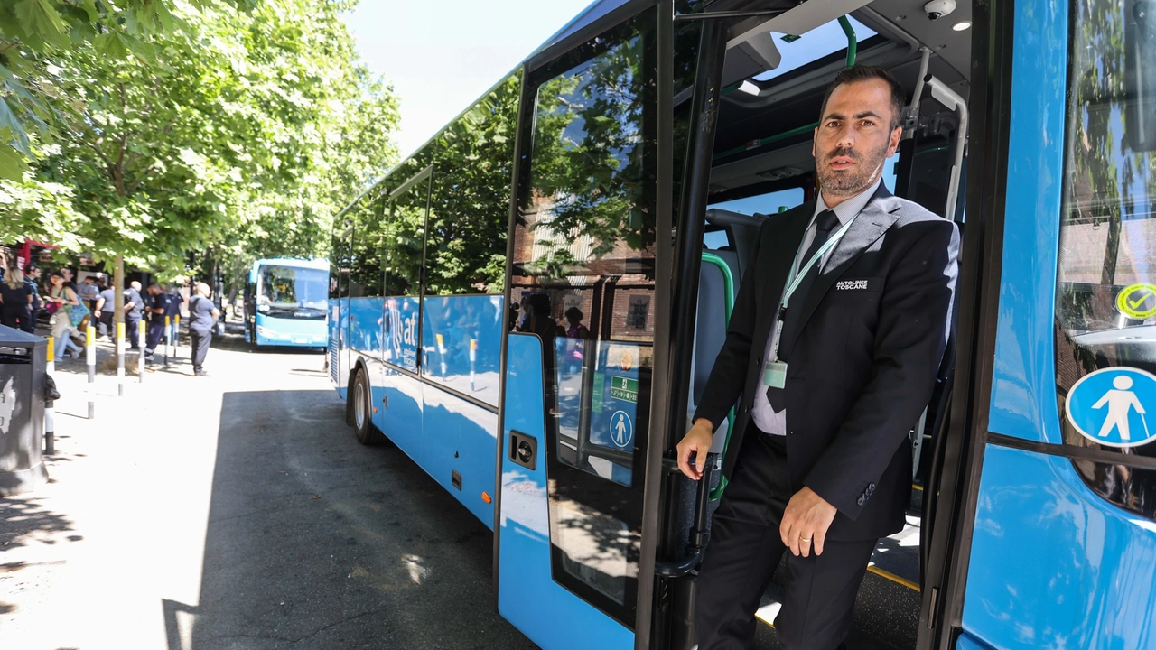 La protesta dei residenti della zona di via Europa riguarda il nuovo parcheggio scambiatore per i bus dei pendolari (foto di repertorio Giuseppe Cabras/New Press Photo)