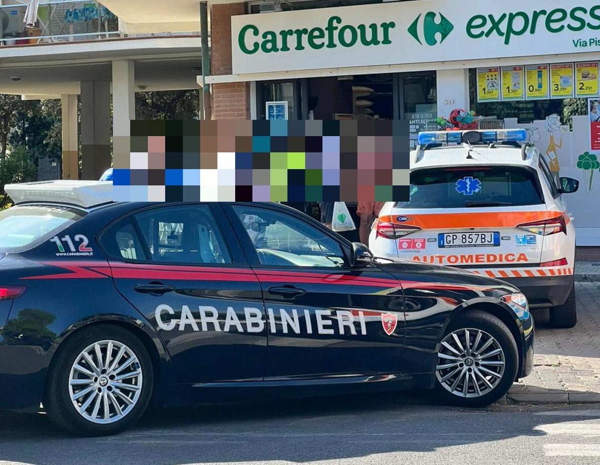 sangue fuori dal supermercato accoltellato un uomo